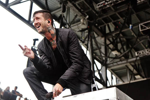 Of Mice & Men's Austin Carlile Says He 'Made It' After Undergoing 'Final Surgery' - Loudwire