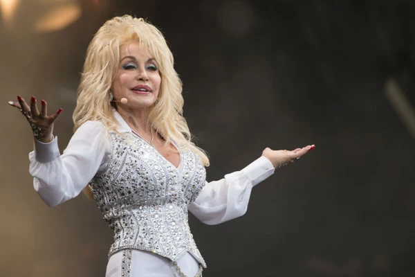 41 Years Ago: Dolly Parton's 'Jolene' Becomes No. 1 Hit