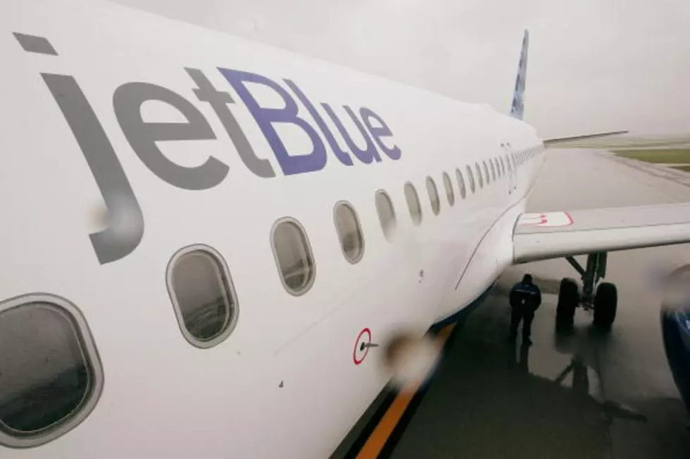 Jet Blue Pilot Is Subdued By Passengers After Mental Breakdown