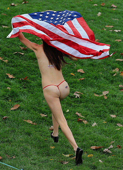 Female Streaker Runs onto Course at Presidents Cup 