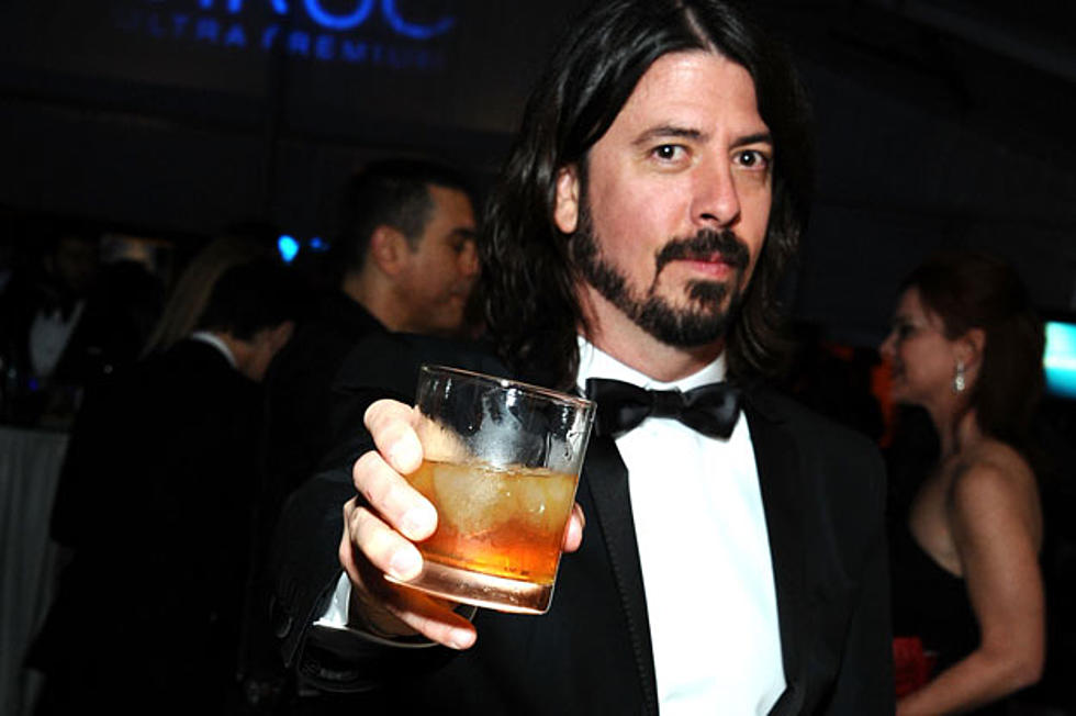 Foo Fighters&#8217; Dave Grohl Leaves Massive Tip in Philly Bar