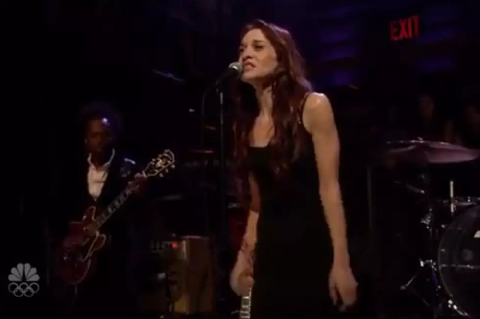 Fiona Apple Opens Up to Jimmy Fallon, Covers Paul McCartney&#8217;s &#8216;Let Me Roll It&#8217;