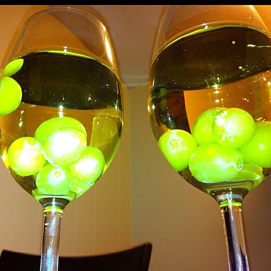 frozen grapes in wine 