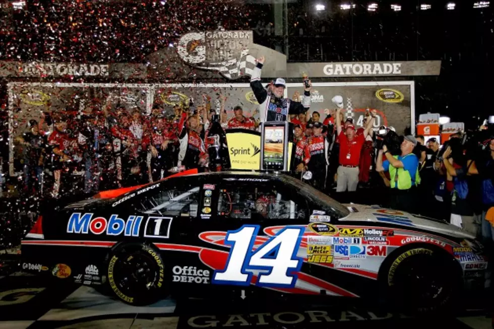 NASCAR – Tony Stewart Wins Wild Night Race at Daytona [PICTURES]