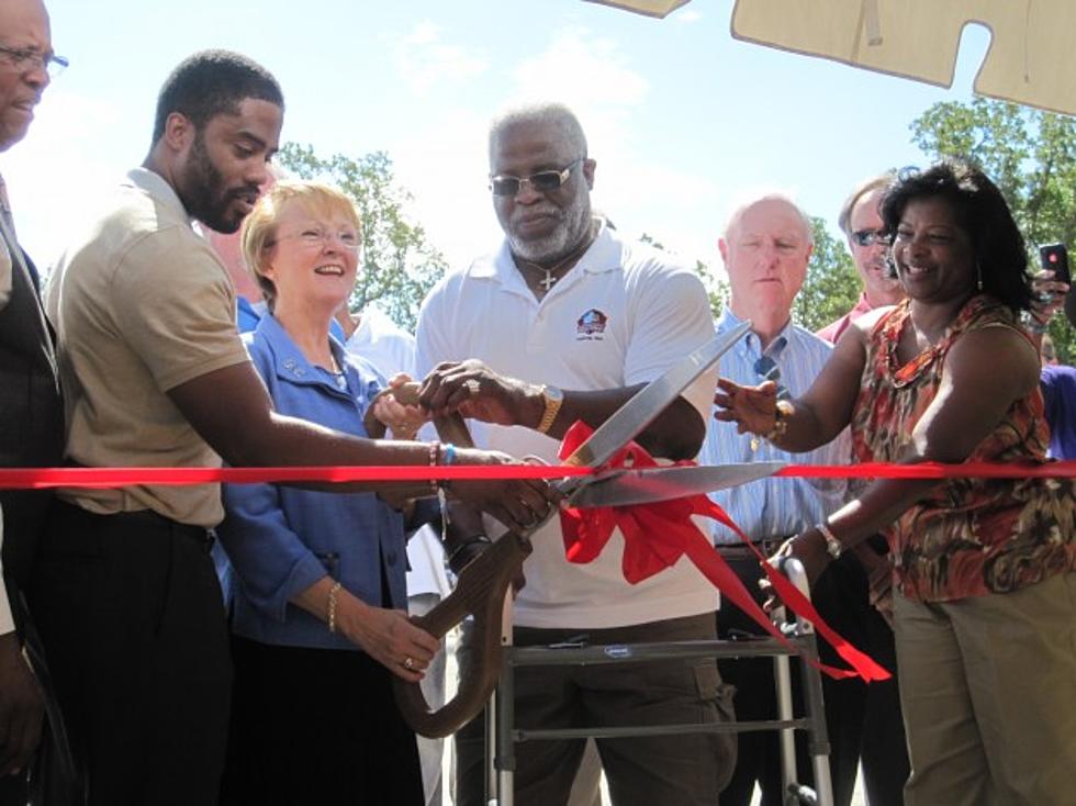 The &#8216;Tyler Rose&#8217; Earl Campbell Opens Roadway Named in His Honor