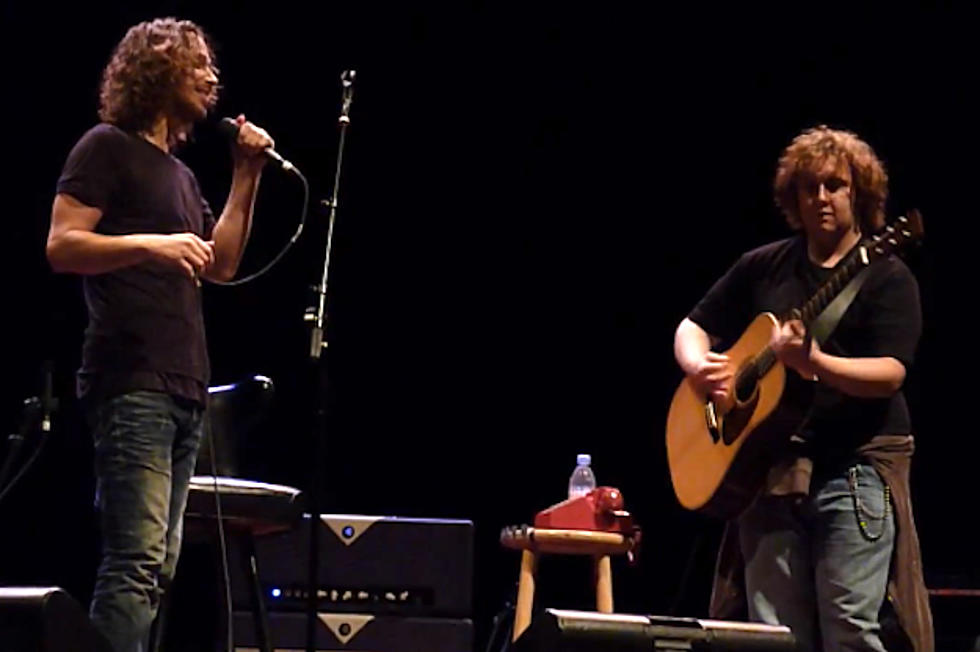Chris Cornell Performs Acoustic Version of Soundgarden&#8217;s &#8216;Outshined&#8217; With Fan