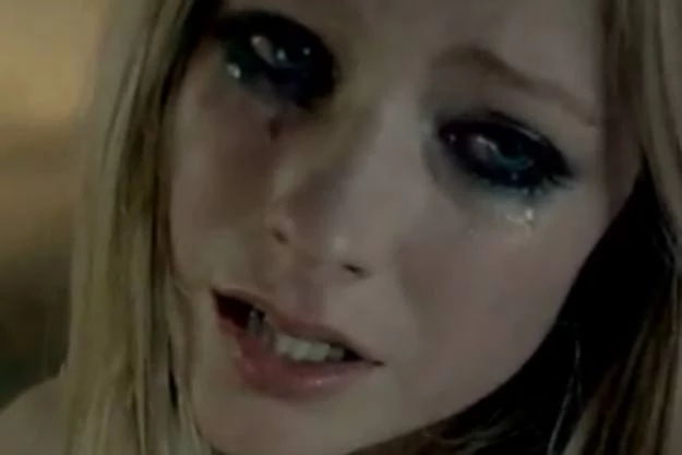 Avril Lavigne cries her eyes out in her new video'Wish You Were Here'