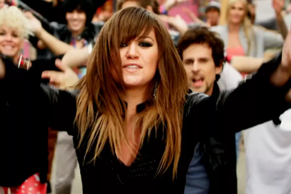 Kelly Clarkson Leads a Flash Mob in &#8216;Stronger (What Doesn&#8217;t Kill You)&#8217; Video