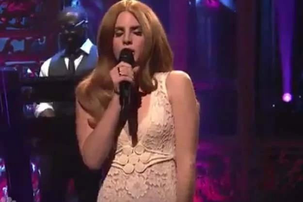 Lana Del Rey Makes 'SNL' Debut With 'Video Games' + 'Blue Jeans'