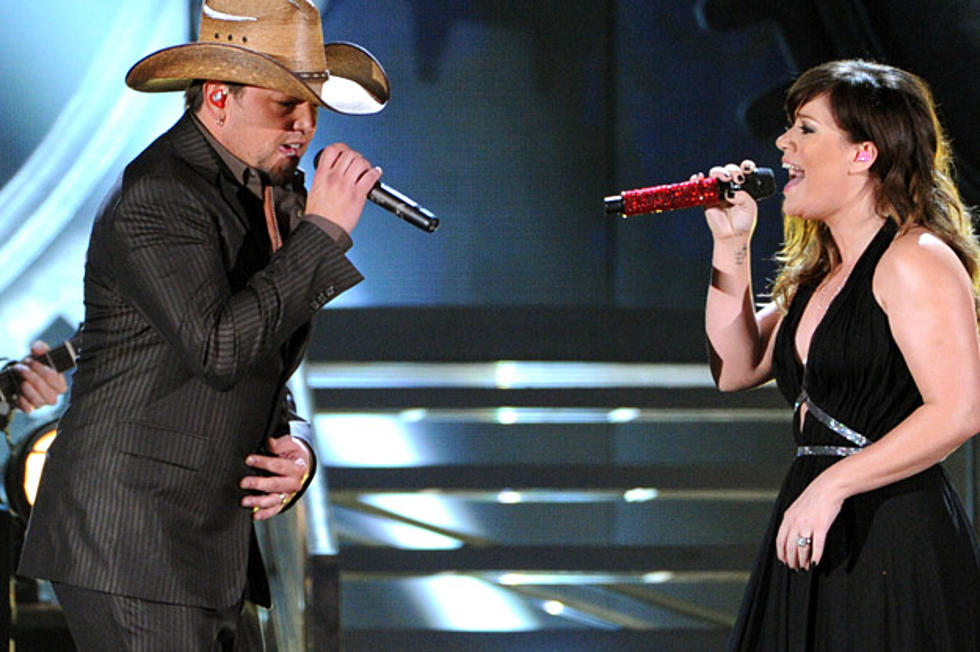 Kelly Clarkson Duets With Jason Aldean, Deals With Technical Difficulties at 2012 Grammy Awards
