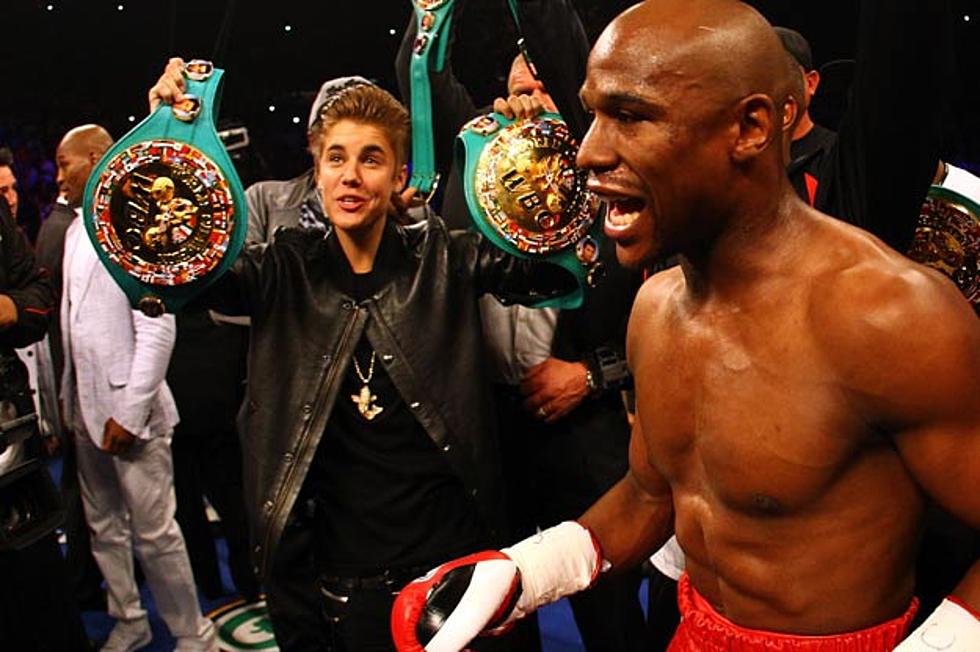 Justin Bieber Enters the Ring With Boxer Floyd Mayweather, Jr.