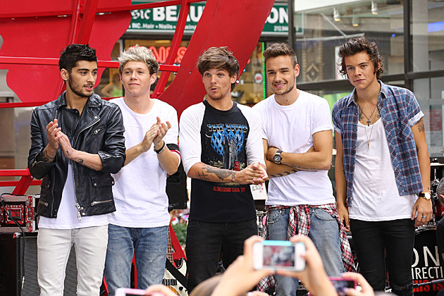 NEW YORK, NY - AUGUST 23: (L-R) Singers Zayn Malik, Niall Horan, Louis Tomlinson, Liam Payne and Harry Styles from One Direction perform on stage on NBC's 'Today' at Rockefeller Center on August 23, 2013 in New York City. (Photo by Neilson Barnard/Getty Images)