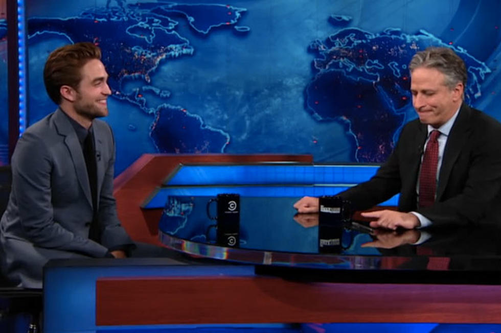 Robert Pattinson Makes His First Post-Breakup Appearance on &#8216;The Daily Show&#8217;