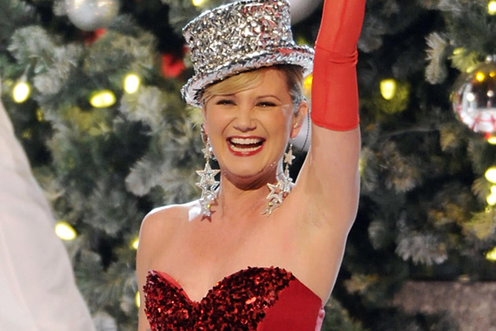 Sugarland&#8217;s Jennifer Nettles Opens &#8216;CMA Country Christmas&#8217; With Glitzy Performance of &#8216;All I Want for Christmas Is You&#8217;