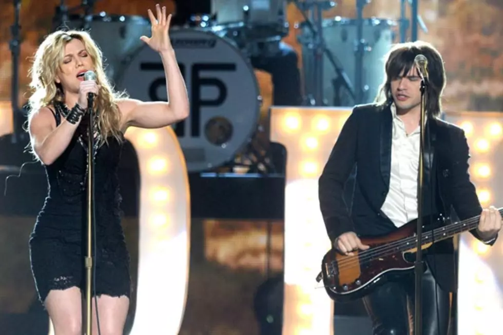 The Band Perry Perform New Single &#8216;Postcard From Paris&#8217; at 2012 ACM Awards