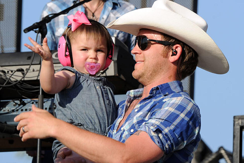 Justin Moore Features Wife and Daughters in New &#8221;Til My Last Day&#8217; Video