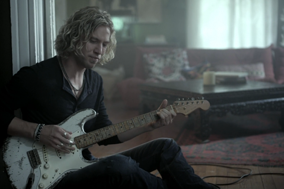 Casey James Releases Emotional New &#8216;Crying on a Suitcase&#8217; Video