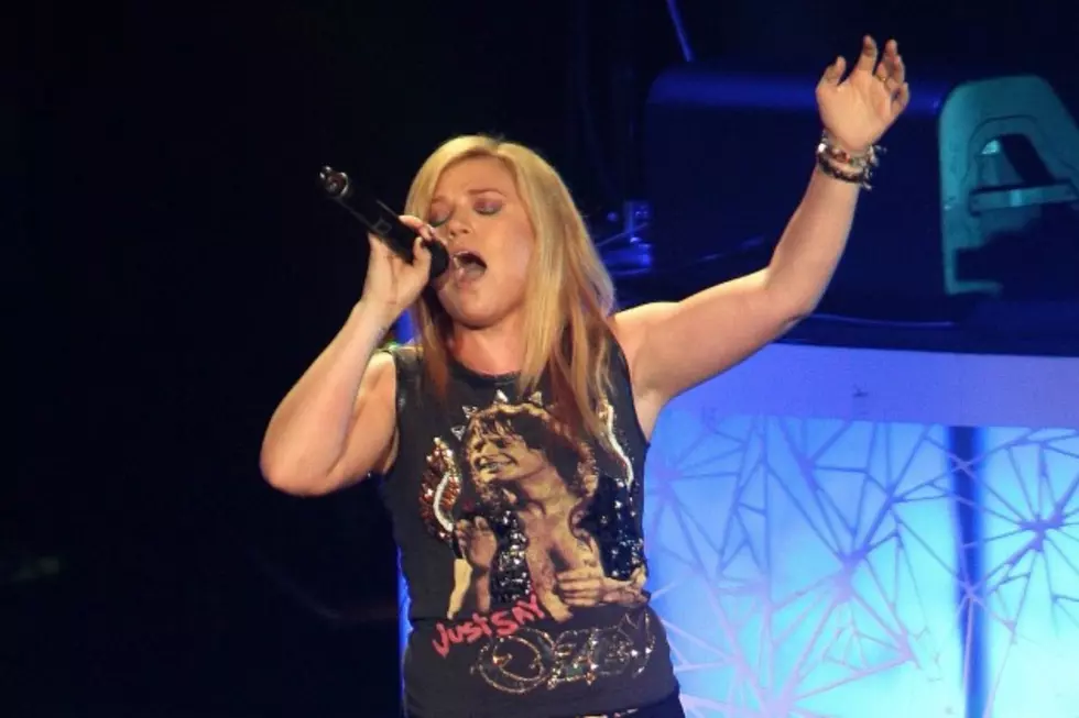 Kelly Clarkson Covers Tammy Wynette&#8217;s &#8216;Stand by Your Man&#8217;