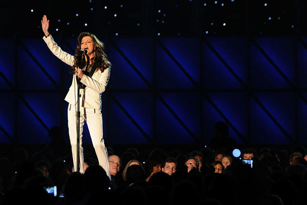 Martina McBride Sings Tearjerking &#8216;I&#8217;m Gonna Love You Through It&#8217; at CMA Music Festival