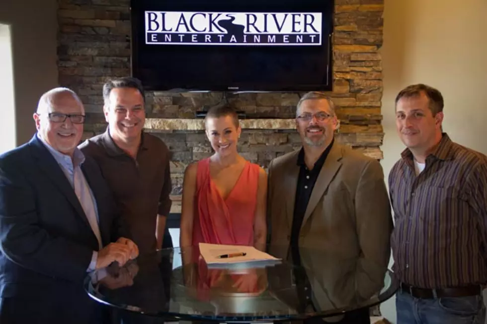 Kellie Pickler Inks New Record Deal With Black River Entertainment