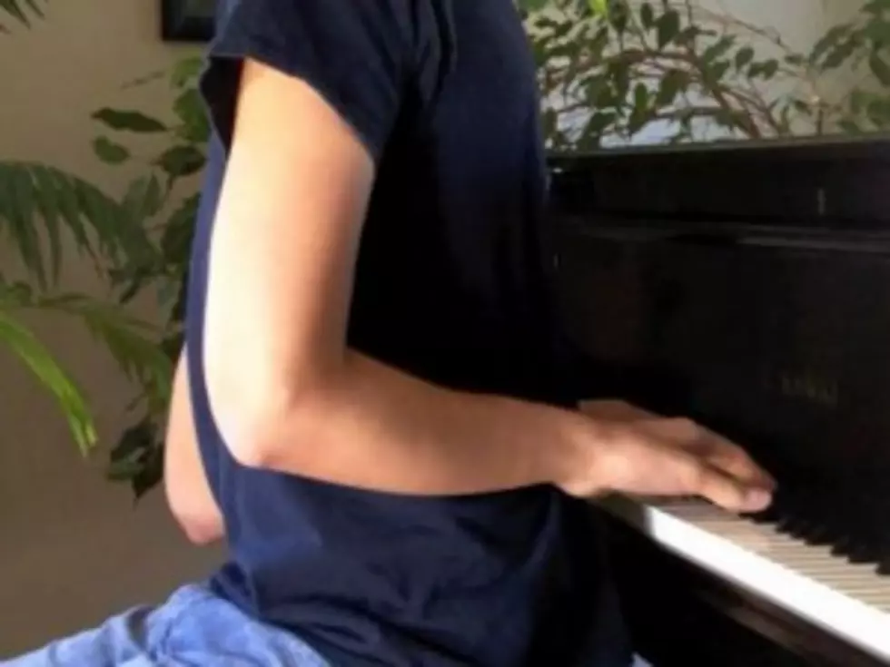 Double-Jointed Musician Plays the Piano Backwards [VIDEO]