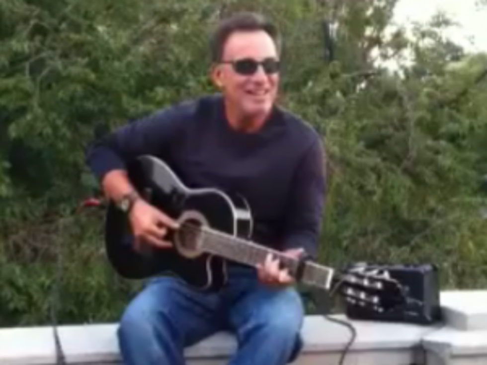 Bruce Springsteen Surprises Bostonians by Busking in Park [VIDEO]
