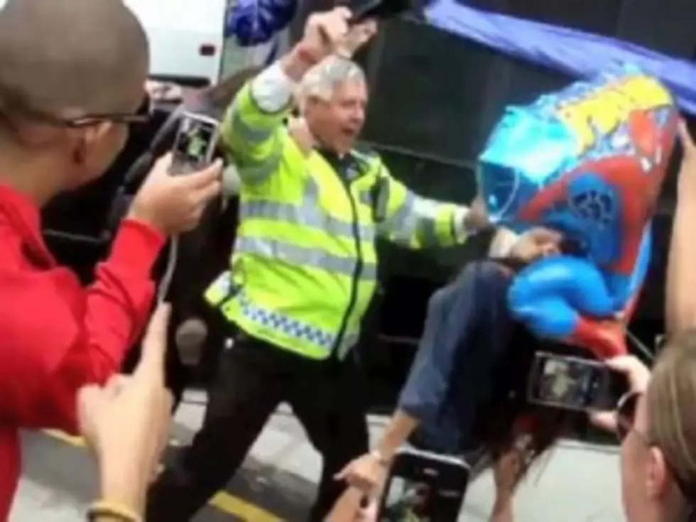 Dancing Policeman Becomes Accidental Star of Notting Hill Carnival [VIDEO]