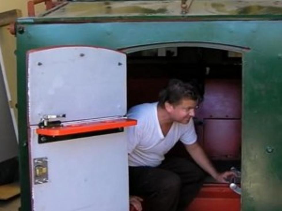 Man Makes &#8216;Luxury&#8217; Home in Dumpster [VIDEO]