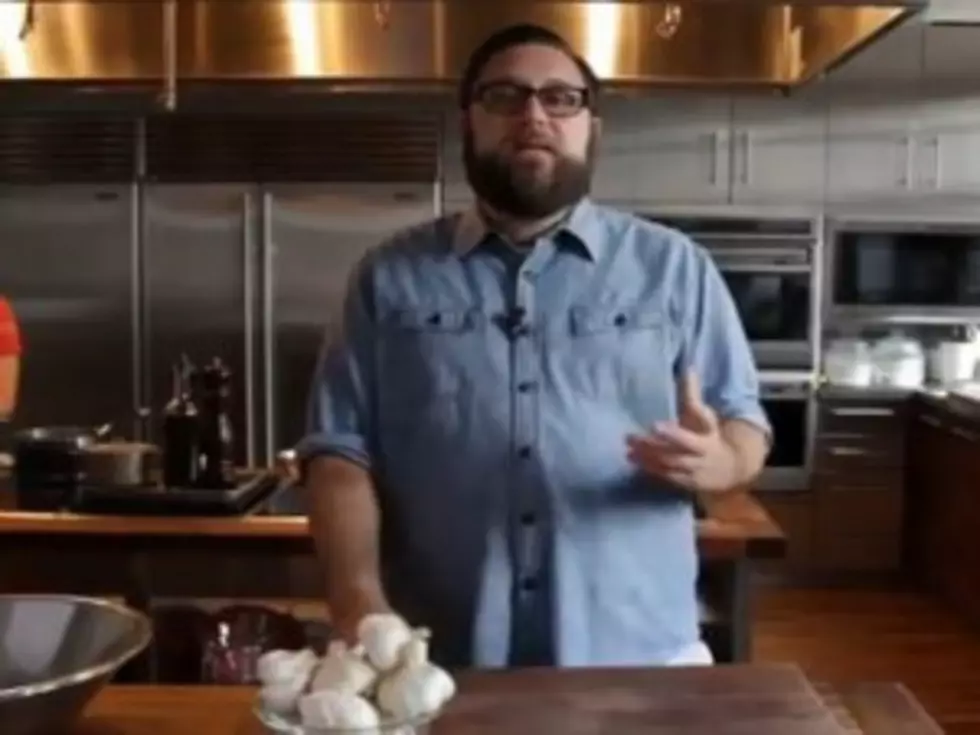 How to Peel Garlic in Less Than 10 Seconds [VIDEO]