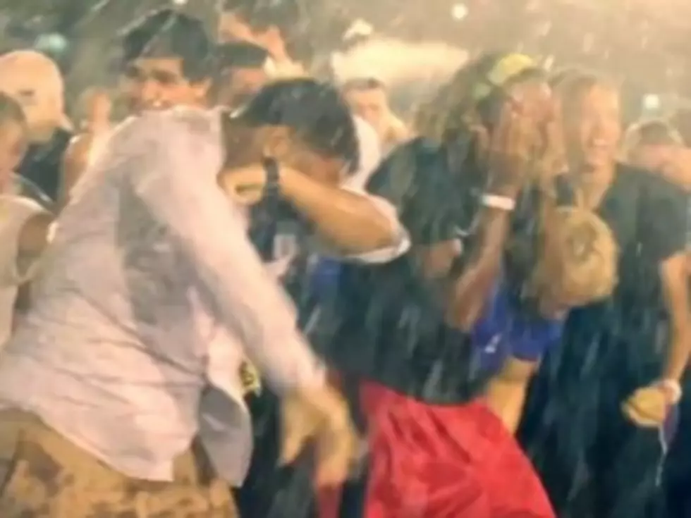 Biggest Water Balloon Fight Ever Staged by 9,000 University of Kentucky Students [VIDEO]