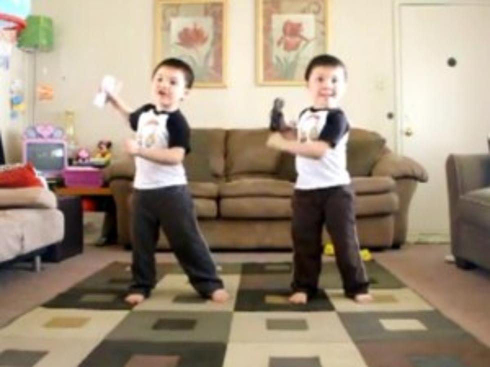 Adorable Twin Boys Sing and Dance to Outkast&#8217;s &#8216;Hey Ya&#8217; [VIDEO]