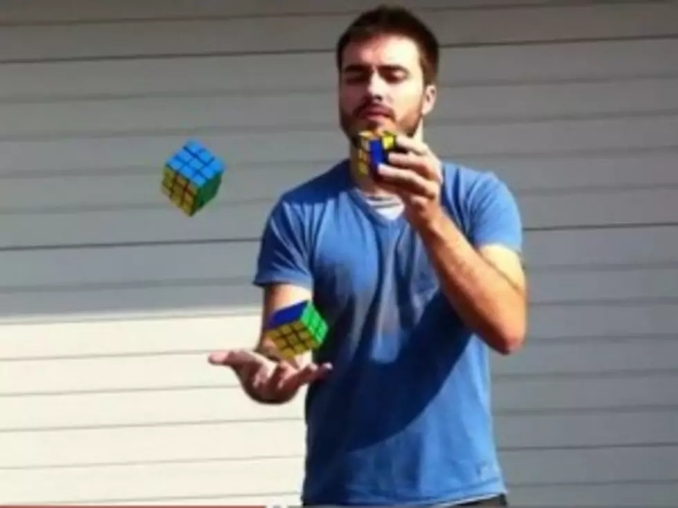 Amazing! Man Solves Rubik&#8217;s Cube While Juggling Two More [VIDEO]