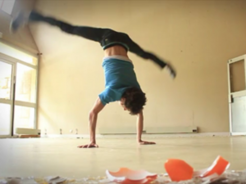 Yoga Breakdancer Creates Impressive New Dance Genre [VIDEO]