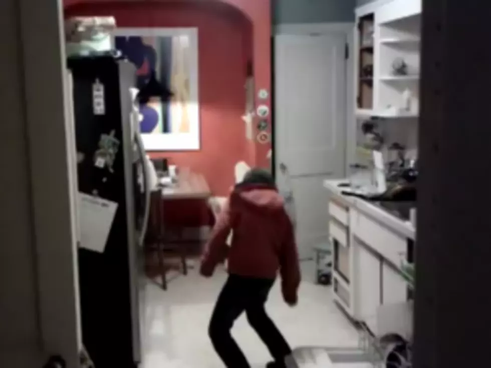 Talented Kid Caught Dancing to &#8216;Smooth Criminal&#8217; While Doing Dishes [VIDEO]