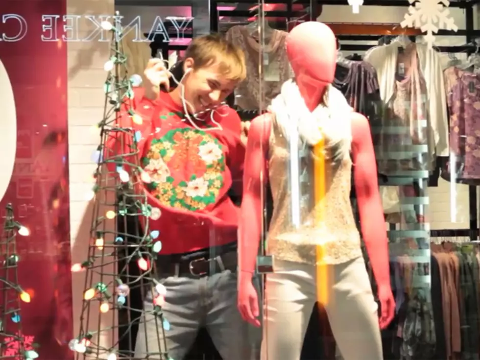 Man Dances With iPod in Mall To Get Into the Holiday Spirit [VIDEO]