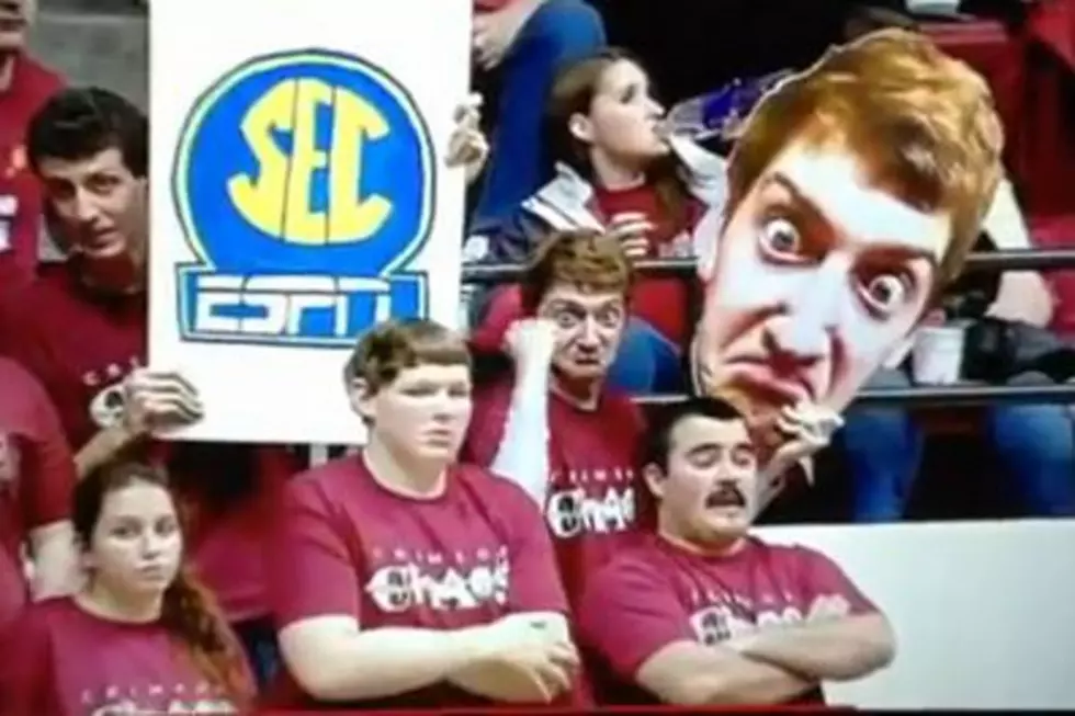 Alabama Basketball Fan Distracts Rival Team With Giant Face