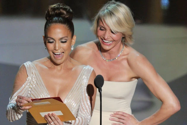 Did Jennifer Lopez Have a Nipple Slip at the 2012 Oscars