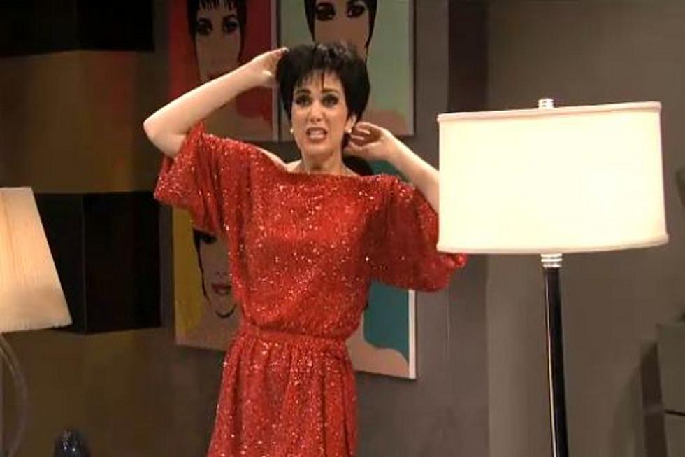 &#8216;SNL&#8217;s&#8217; Kristen Wiig Shows How Liza Minnelli Turns Off Her Lamp