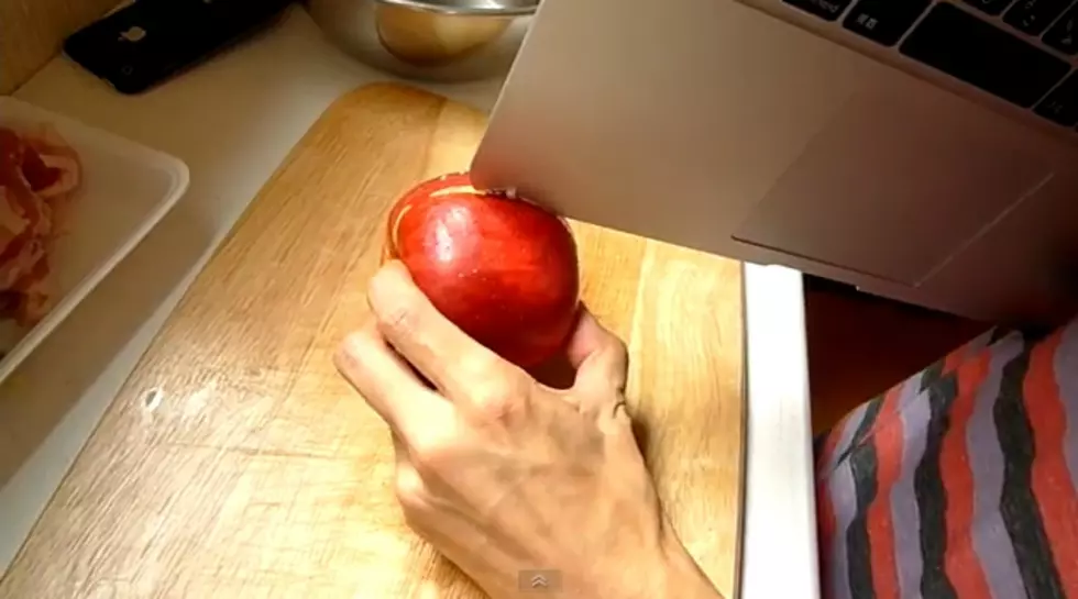 Apple&#8217;s MacBook Air Can Slice Apples? [VIDEO]