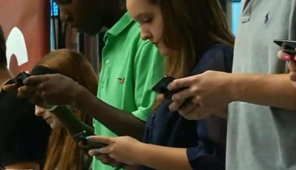 Quick Texters Compete in US National Texting Championship – Daily Dose of Weird [VIDEO]