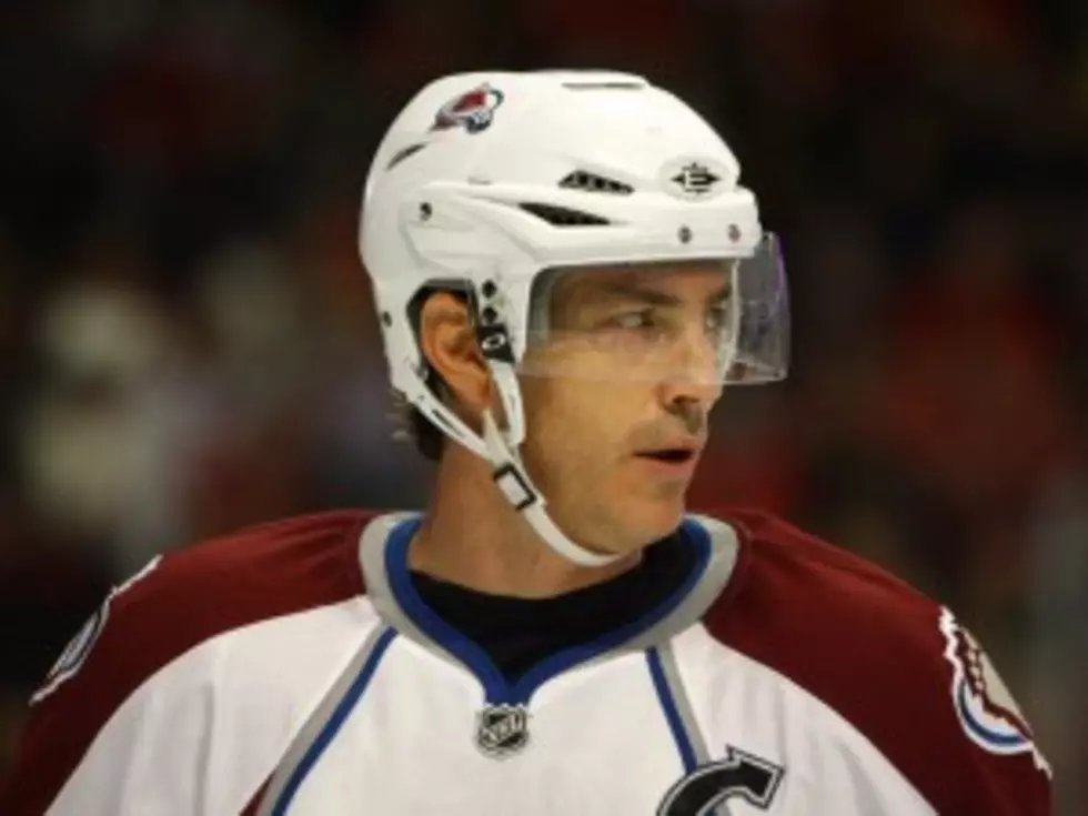 Hockey Great Joe Sakic Drains Amazing Hole-in-One for $1 Million at Celebrity Golf Event [VIDEO]
