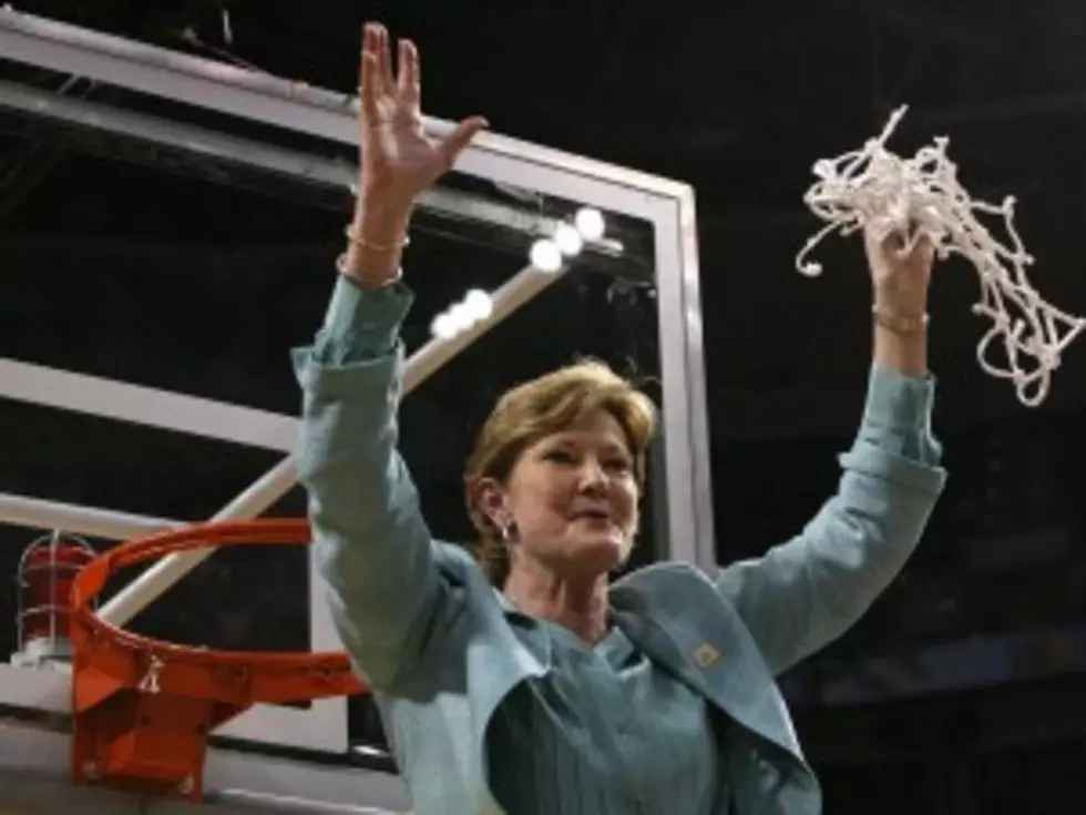 Tennessee&#8217;s Pat Summitt Reveals She Has Dementia, Will Continue Coaching [VIDEO]