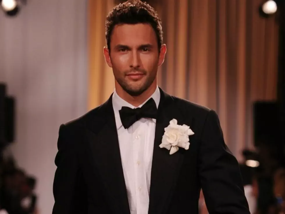 Noah Mills – Hunk of the Day [PICTURES, VIDEO]