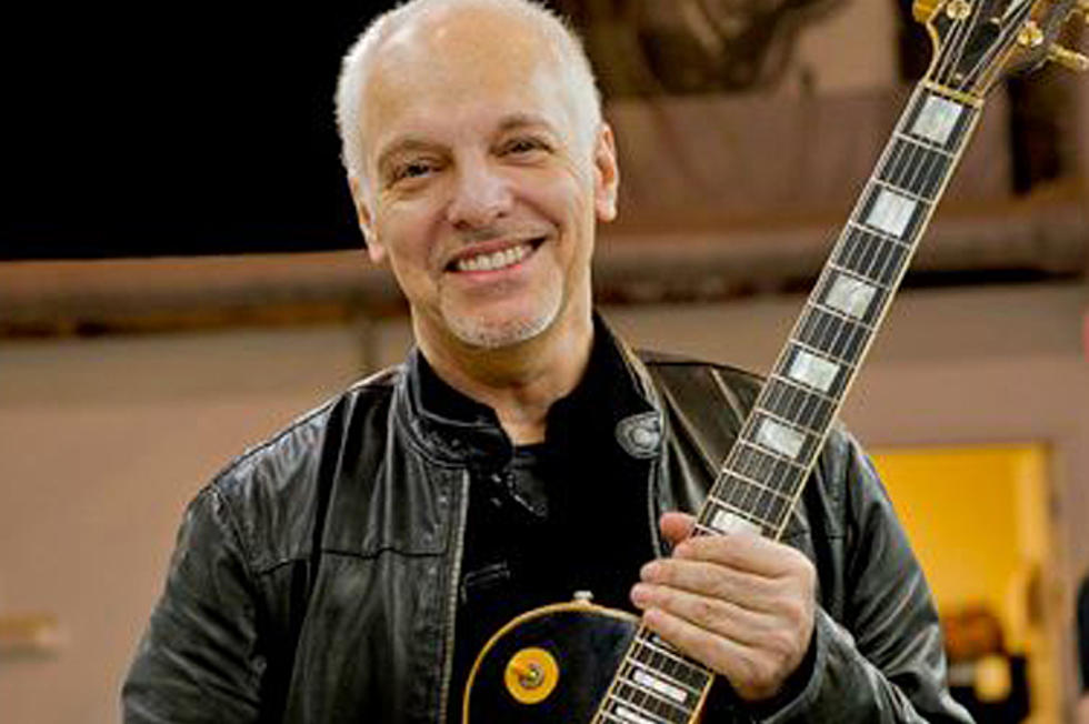 Peter Frampton Plays Recently Returned Guitar On Stage For The First Time