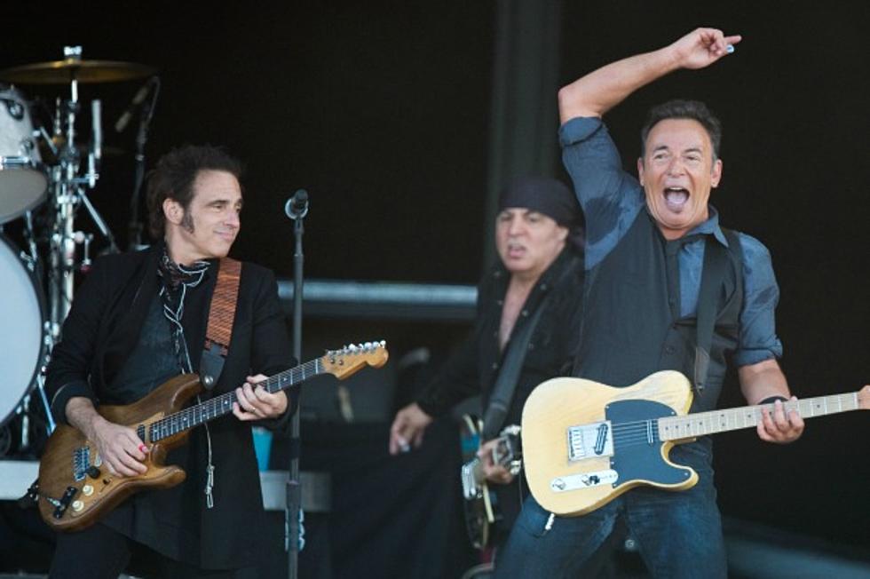 Bruce Springsteen Ends Isle of Wight Set with &#8216;Twist and Shout&#8217;